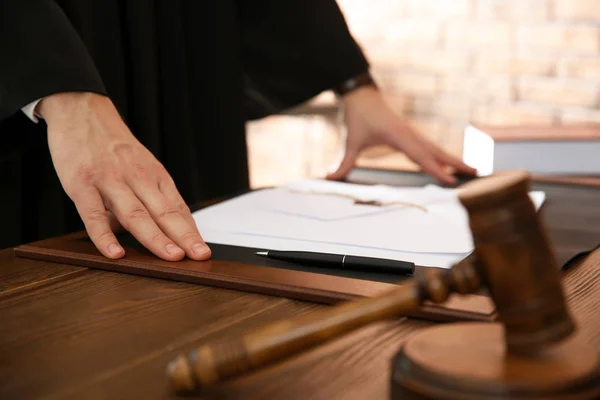 Giudice con documenti al tavolo in carica, primo piano. Diritto e giustizia concetto — Foto Stock