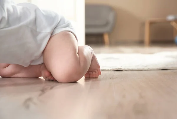 Śliczne małe dziecko pełzające na podłodze w pomieszczeniu, zbliżenie z miejscem na tekst — Zdjęcie stockowe
