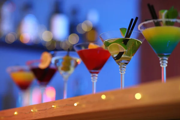 Различные коктейли мартини на столе в баре, крупным планом с местом для текста — стоковое фото