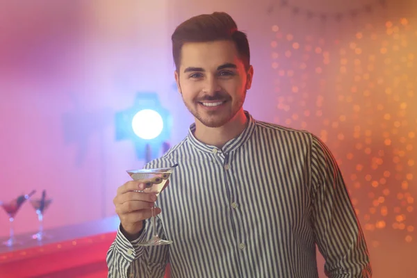 Jeune homme avec un verre de cocktail de martini à la fête — Photo