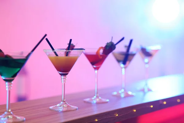 Различные коктейли мартини на столе в баре, место для текста — стоковое фото