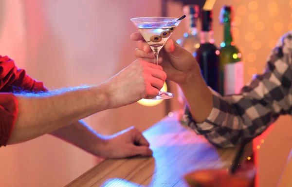 Giovane che prende cocktail martini dal barman in pub, primo piano — Foto Stock