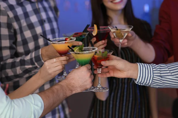 Grupo de jovens segurando coquetéis martini na festa, close-up — Fotografia de Stock