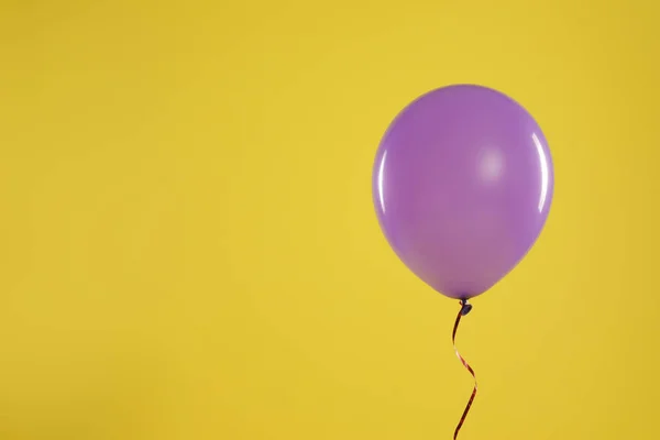 Palloncino luminoso su sfondo a colori, spazio per il testo. Tempo di celebrazione — Foto Stock