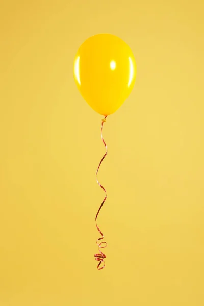 Heldere ballon op kleur achtergrond. De tijd van de viering — Stockfoto