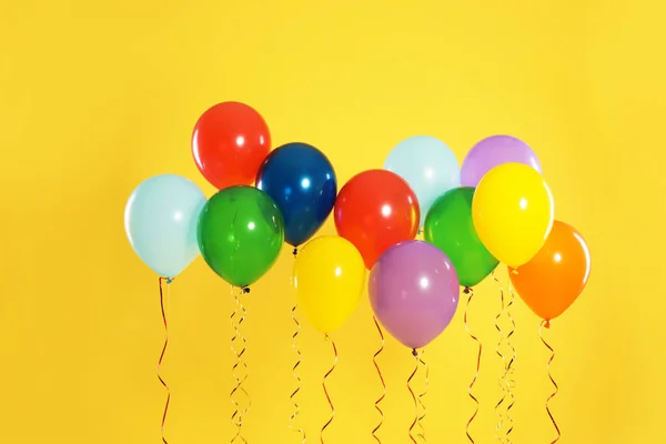 Balões brilhantes no fundo da cor. Tempo de celebração — Fotografia de Stock
