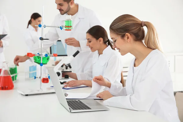 Estudiantes de medicina trabajando en un moderno laboratorio científico —  Fotos de Stock