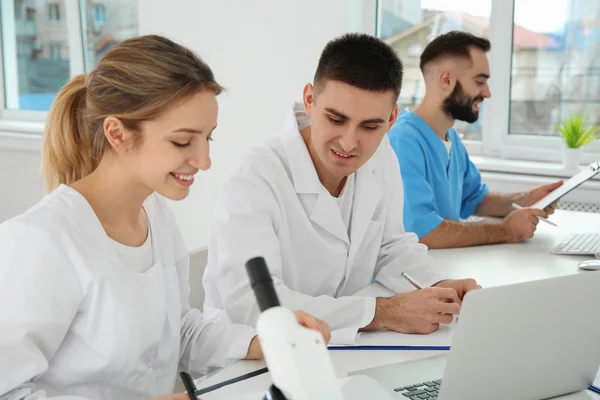 Estudantes de medicina trabalhando em laboratório científico moderno — Fotografia de Stock