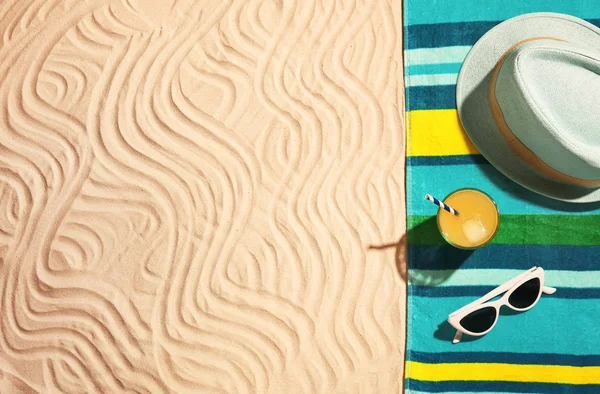 Plaj nesneleri ve kum üzerinde metin için alan ile düz yatıyordu kompozisyon