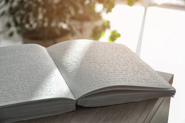 Boek met braille tekst op tafel, close-up. Onderwijs voor blinde mensen — Stockfoto