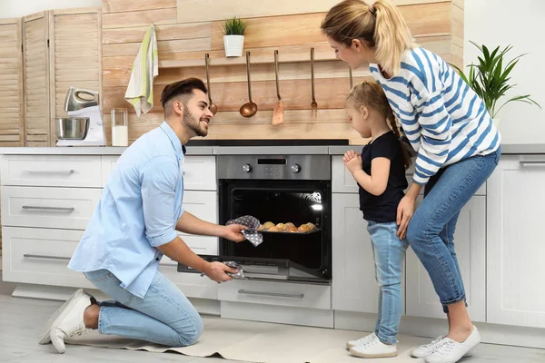 Happy Family bakning cookies i ugnen hemma — Stockfoto