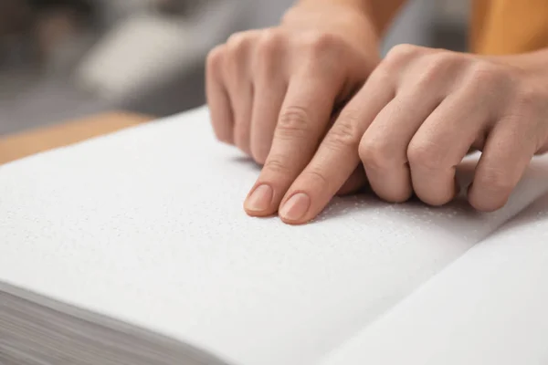 Blinde vrouw lezen boek geschreven in braille, close-up — Stockfoto