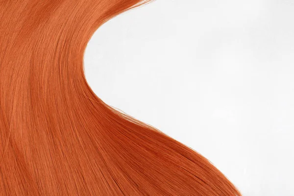 Gyönyörű vörös hajú, világos háttér, felülnézet. Szóköz a szöveghez — Stock Fotó