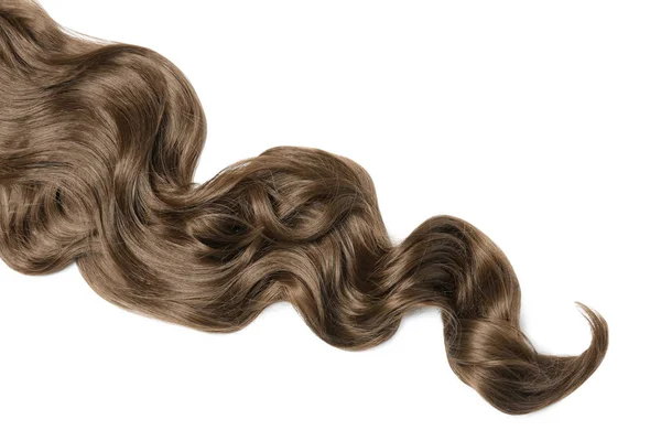 흰색 배경에 갈색 물결 모양의 머리카락의 자물쇠, 상단보기 — 스톡 사진