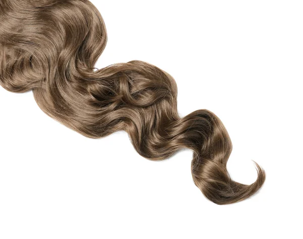 Bloqueio de cabelo ondulado marrom no fundo branco, vista superior — Fotografia de Stock