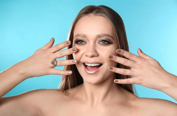 Bella donna con elegante smalto su sfondo di colore — Foto Stock