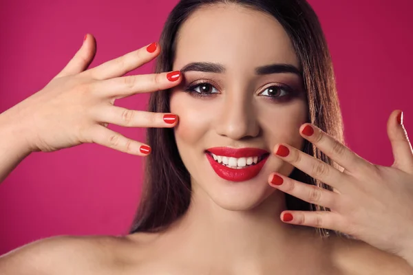 Hermosa mujer con esmalte de uñas con estilo en el fondo de color —  Fotos de Stock