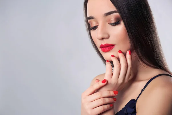 Hermosa mujer con esmalte de uñas elegante sobre fondo gris, espacio para el texto —  Fotos de Stock