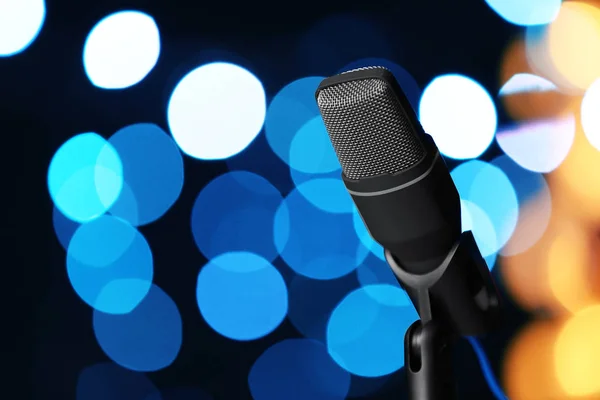 Microfone contra luzes festivas, espaço para texto. Equipamento musical — Fotografia de Stock