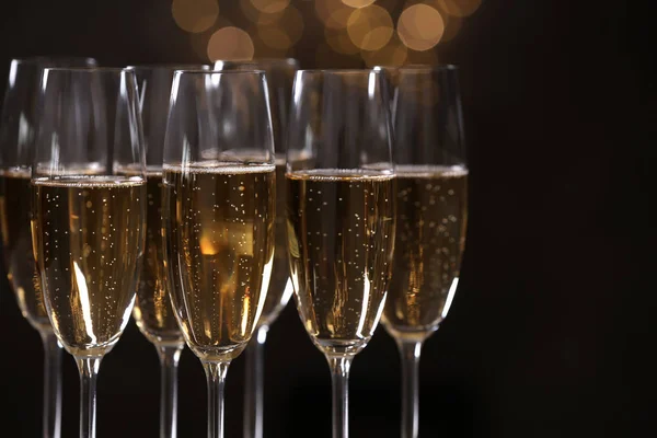 Sklenice šampaňského na rozmazané pozadí. Místo pro text — Stock fotografie