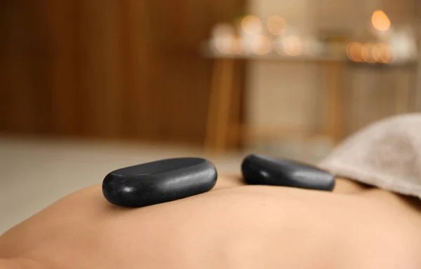 Homem recebendo massagem de pedra quente no salão de spa, close-up. Espaço para texto — Fotografia de Stock