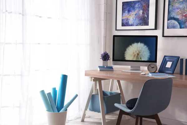 테이블에 컴퓨터와 현대적인 직장 인테리어 — 스톡 사진