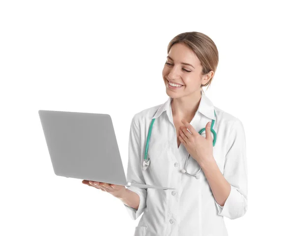 白い背景に対してラップトップ上のビデオチャットを使用して女性医師 — ストック写真