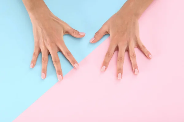 Vista da vicino della donna con belle mani sullo sfondo a colori, spazio per il testo. Trattamento termale — Foto Stock