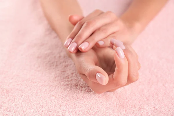 Vista de close-up de belas mãos femininas em toalha, espaço para texto. Tratamento de Spa — Fotografia de Stock