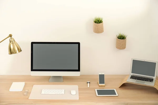 Elegante interior del lugar de trabajo con ordenador moderno en la mesa. Burla para el diseño —  Fotos de Stock