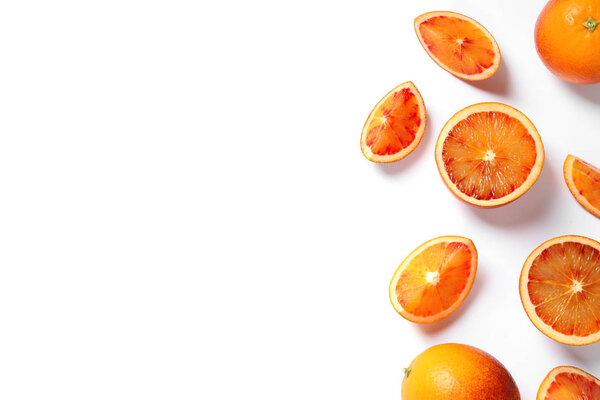 Свежие окровавленные апельсины на белом фоне, вид сверху. Цитрусовые
