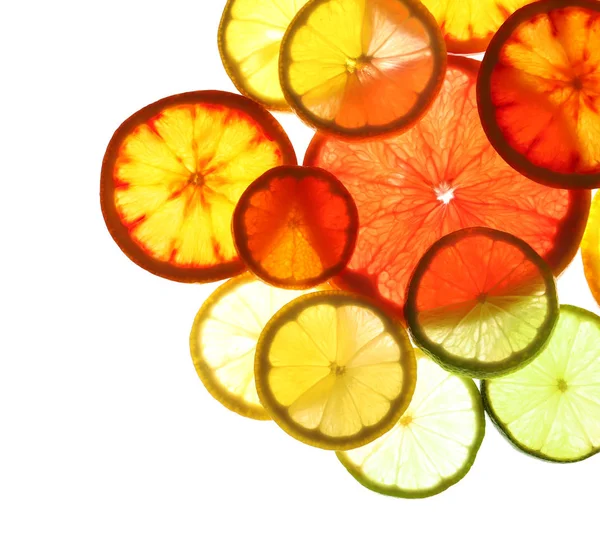 Světelné řezy citrusových plodů na bílém pozadí, pohled shora — Stock fotografie