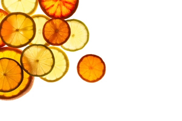 白い背景に柑橘系の果物の照らされたスライス、トップビュー — ストック写真