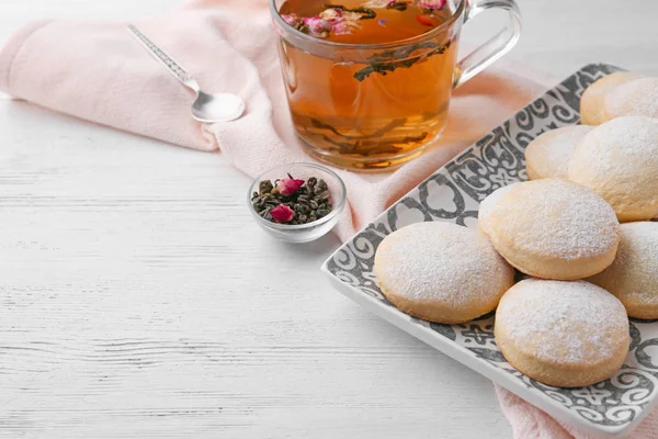 Traditionella islamiska kakor och te på trä bord, utrymme för text. Mer från EID Mubarak — Stockfoto