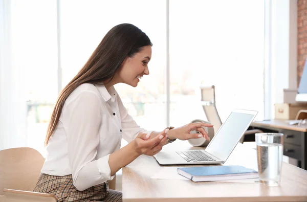 Giovane donna che utilizza la video chat sul computer portatile in home office — Foto Stock