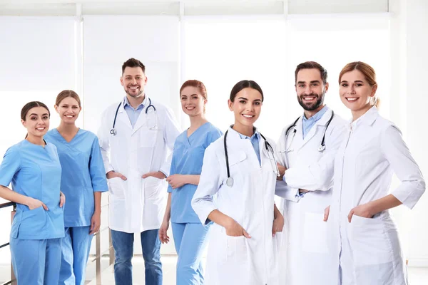 Grupa lekarzy medycyny w klinice. Koncepcja jedności — Zdjęcie stockowe