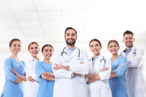 Gruppe von Ärzten in der Klinik. Einheitskonzept — Stockfoto