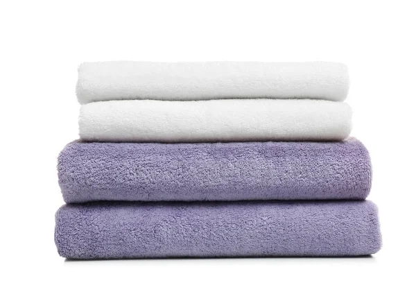 Στοίβα από καθαρές διπλωμένες πετσέτες σε λευκό φόντο — Φωτογραφία Αρχείου