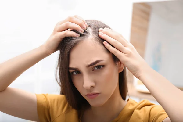 Giovane donna con problemi di perdita di capelli in casa — Foto Stock