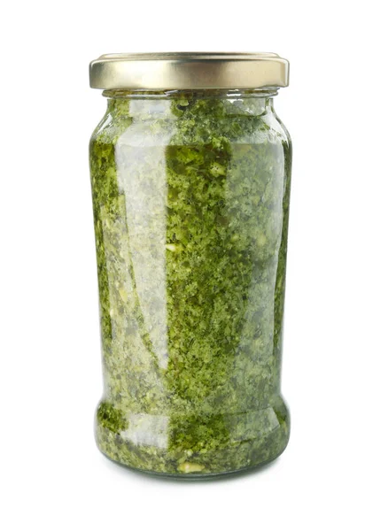 Tarro de sabrosa salsa de pesto aislado en blanco — Foto de Stock