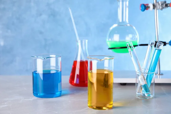 Verrerie différente avec des échantillons sur la table en laboratoire de chimie — Photo