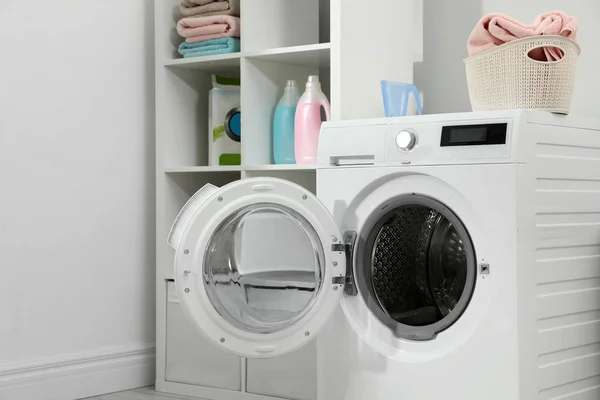 Máquina de lavar roupa moderna no interior da lavanderia — Fotografia de Stock