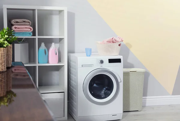 Lavadora moderna en el interior del cuarto de lavado —  Fotos de Stock