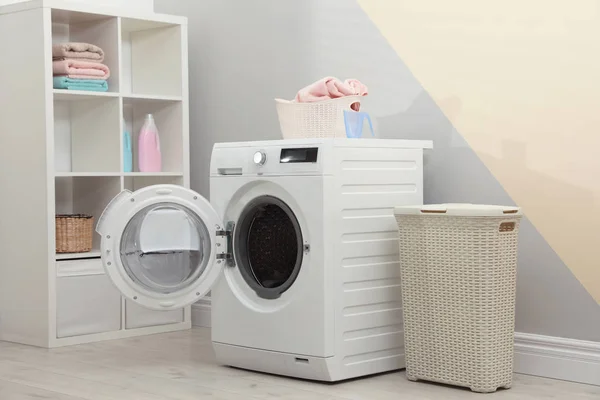 Máquina de lavar roupa moderna no interior da lavanderia — Fotografia de Stock