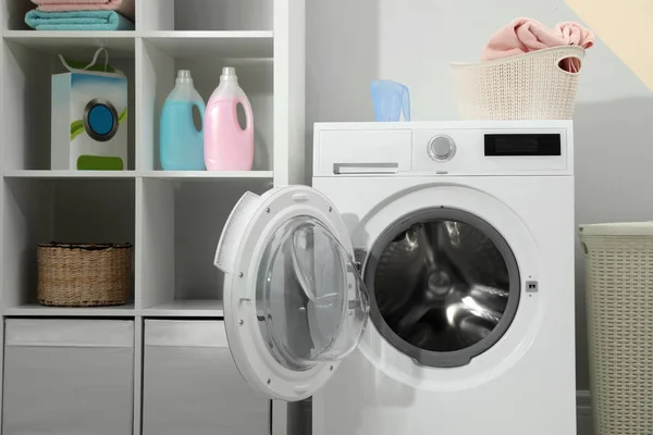 Modern tvättmaskin i tvättstuga interiör — Stockfoto