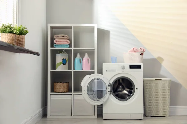 洗濯室内のモダンな洗濯機 — ストック写真