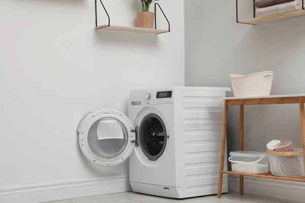 Сучасна пральна машина в інтер'єрі пральної кімнати — стокове фото