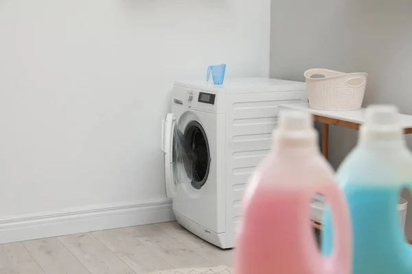 Machine à laver moderne dans la buanderie légère. Espace pour le design — Photo