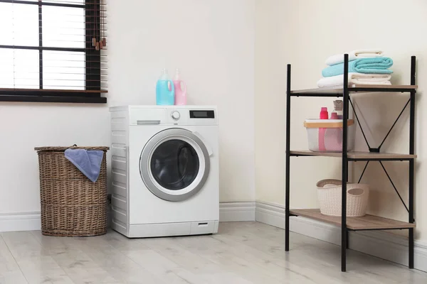Modern mosógép a mosókonyha belsejében — Stock Fotó
