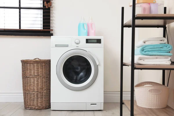 Сучасна пральна машина в інтер'єрі пральної кімнати — стокове фото